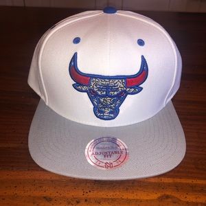 NWT Mitchell & Ness Bulls Snapnack